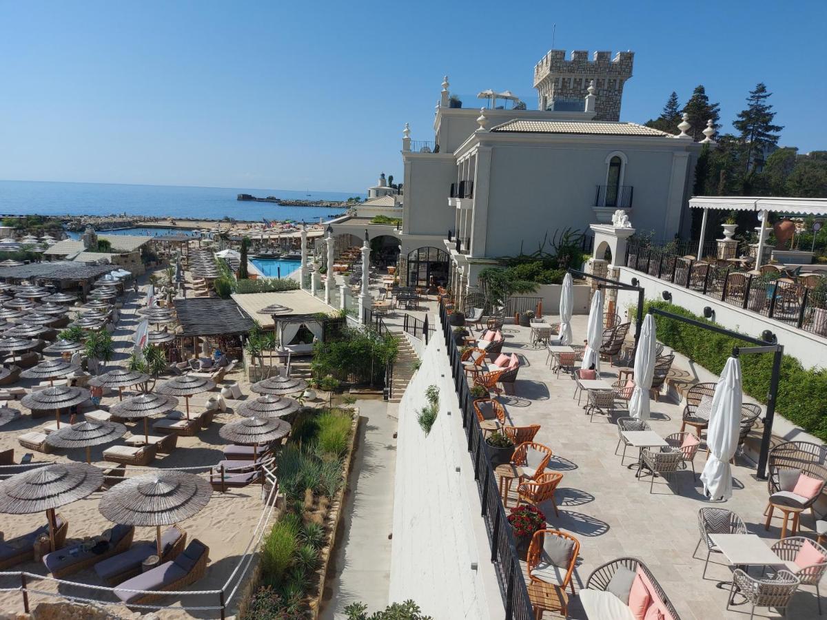 Private In Saint Elena *